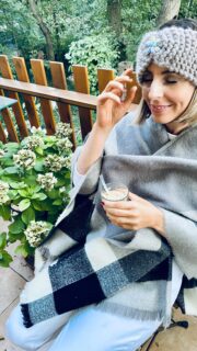Magam kötötte gyapjú fülvédővel készülök az őszi sétákra. 🍂✨ #gyapjú #kézimunka #swarovskikristály #őszihangulat #hygge #kézzelalkotott #melegfülvédő #ősziöltözet #slowfashion #kézzelkészült #kézzelkészített #kézzelkötve #kézzelkötött #kézikötés #swarovskielements #slowliving #slowlivingsecrets